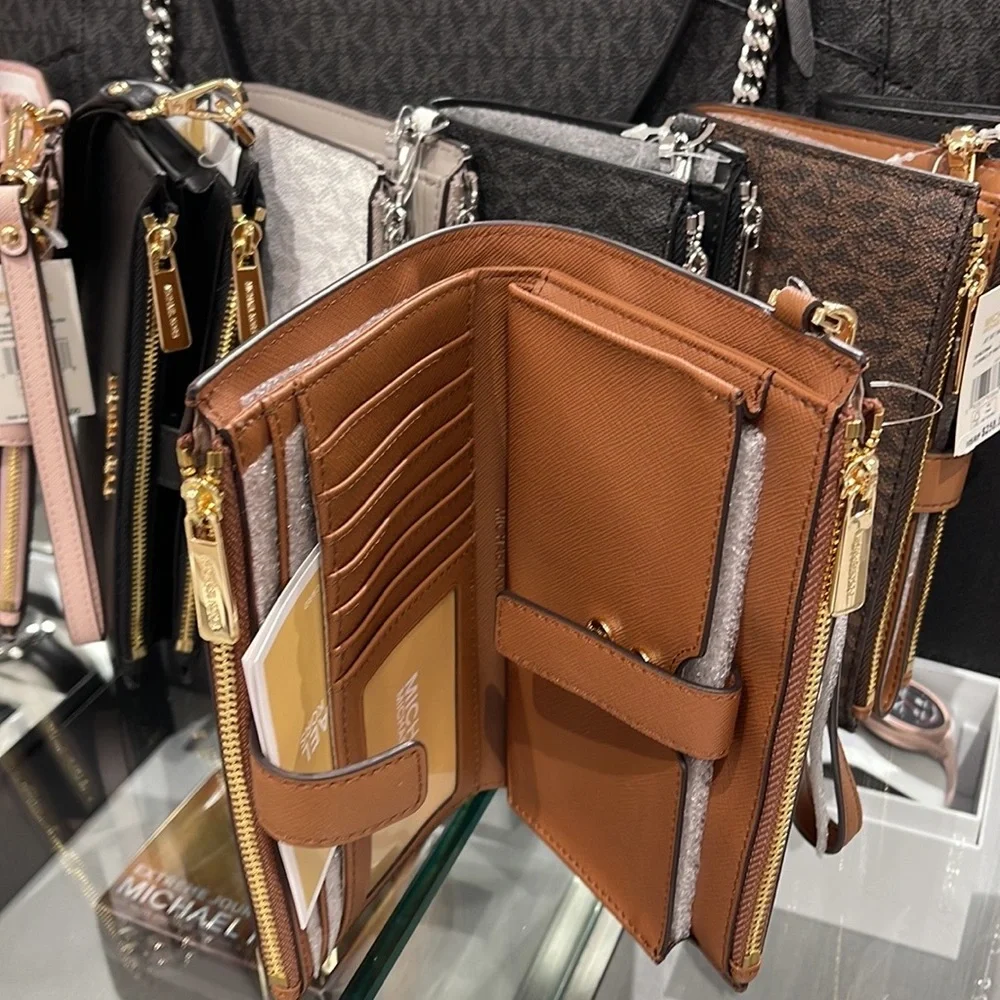 MICHAEL KORS LARGE DOUBLE ZIP WRISTLET WALLET PHONE CASE CLUTCH 
Luggage - Picture 14 of 16